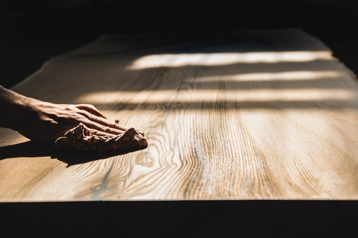 طاولة خشبية مصقولة من البلوط الصلب