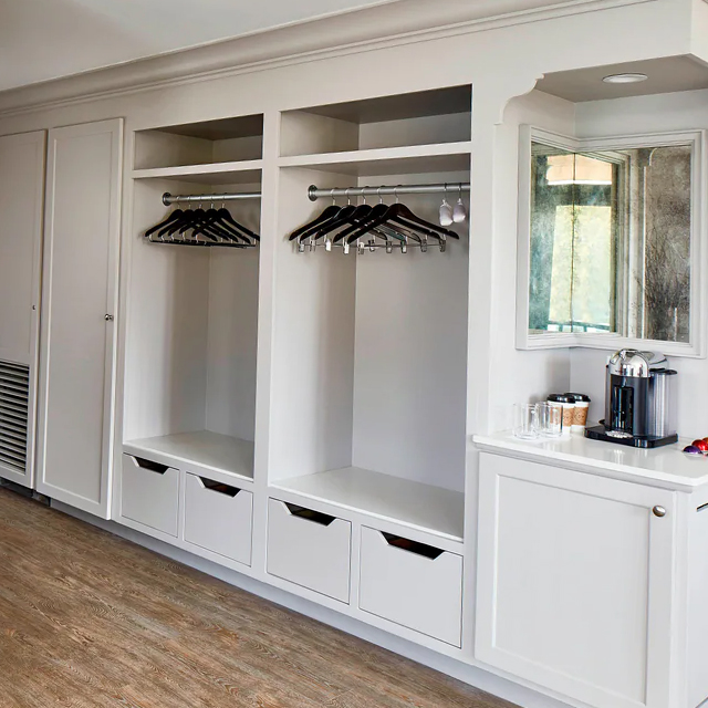 Wardrobe خزانة الملابس