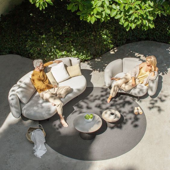 أريكة وحدات في الفناء