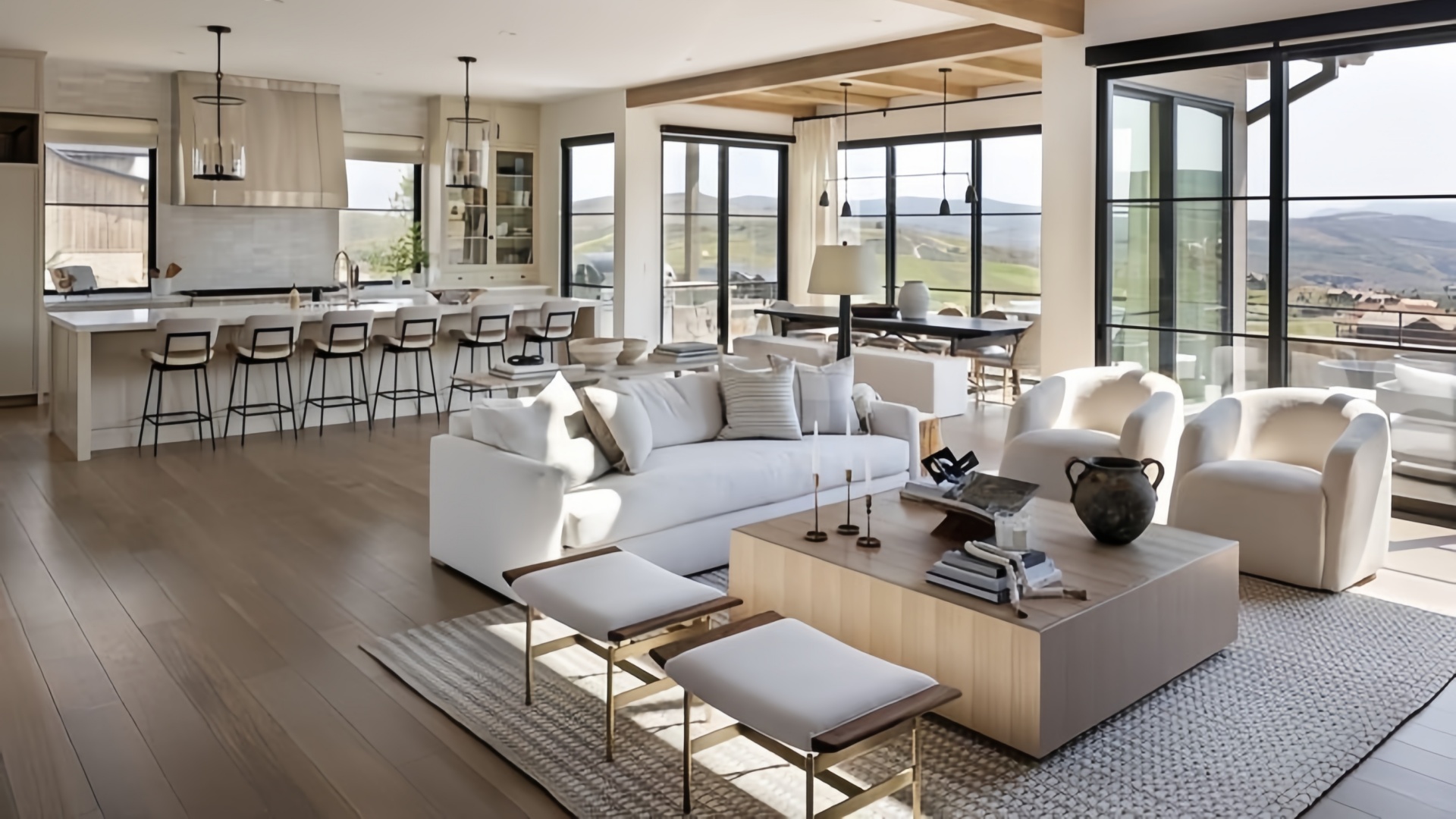 مقعد خشبي مع أريكة منجدة كلاسيكية