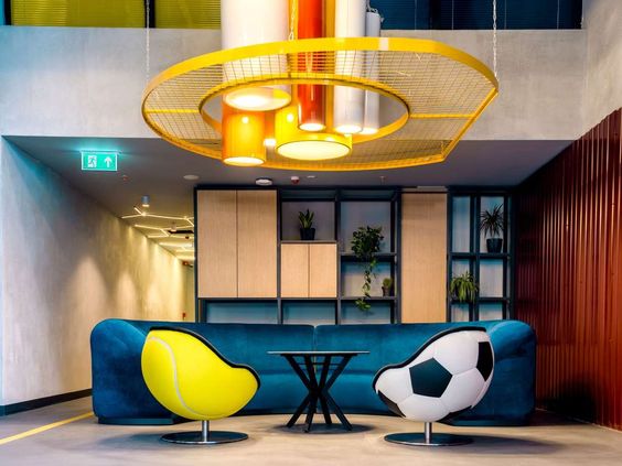 استكشاف الفنادق الرياضية والترفيهية: تقديم الطعام لعواطف المتحمسين