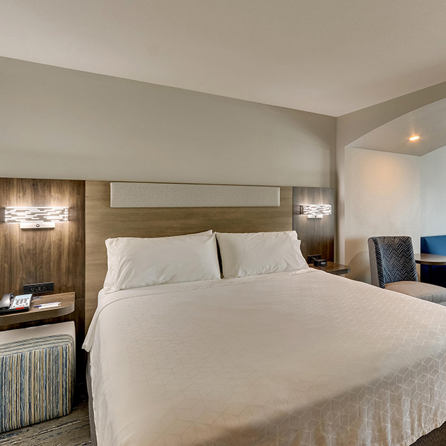 سرير بمنصة كينج منجد على طراز DoubleTree