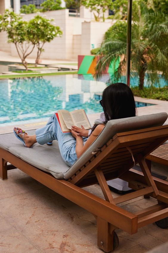 الأثاث بجانب المسبح