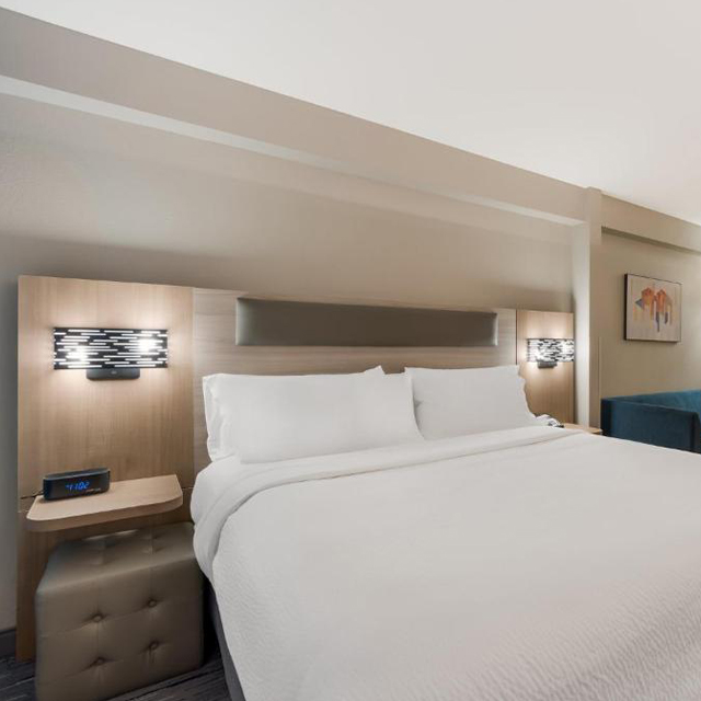 سرير بمنصة كينج منجد على طراز DoubleTree