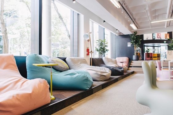 كرسي كيس الفول في الردهة