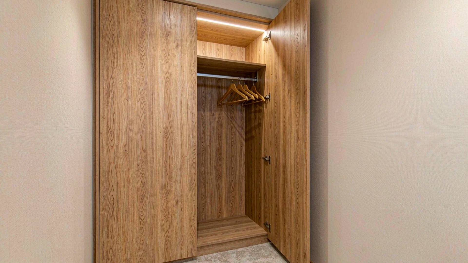 -hotel-wardrobe-guestroom.png