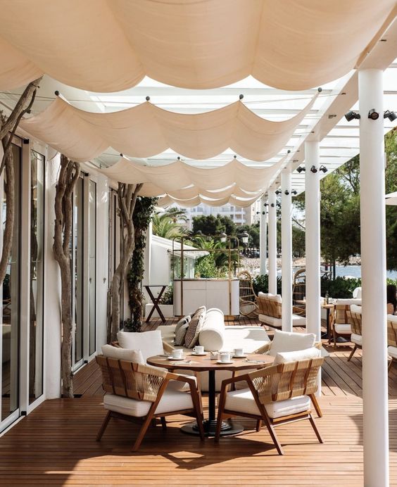 حل الظل في فناء الفندق