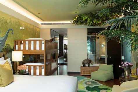 غرفة بدلة عائلية التصميم الأخضر